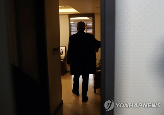 국민의힘 김종인 총괄선대위원장이 5일 오전 서울 종로구 자신의 사무실로 출근하고 있다. 연합뉴스
